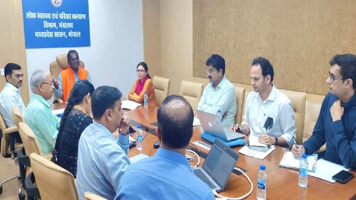 समय-सीमा में पहुँचे एम्बुलेंस : स्वास्थ्य मंत्री डॉ. चौधरी